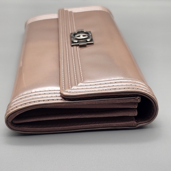 🩷CHANEL Rose Gold Quilted Patent Leather Wallet/Clutch🩷 - Picture 16 of 17